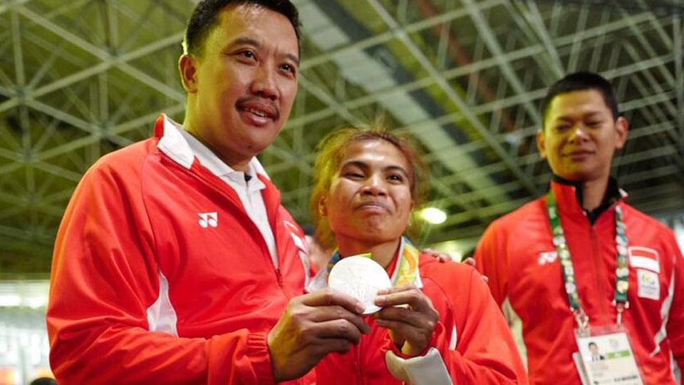 Menpora%20Imam%20Nahrawi%20%28kiri%29%20dan%20Sri%20Wahyuni%20menunjukan%20medali%20silver%20yang%20dipersembahkan%20oleh%20atlet%20angkat%20besi%2C%20Sri%20Wahyuni.